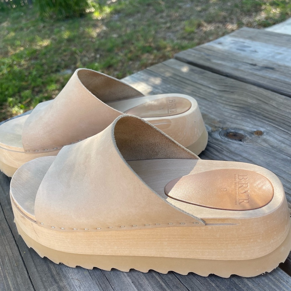 Bryr CHONK SLIDE very gently used: almost new condition! Natural nubuck; size 39
